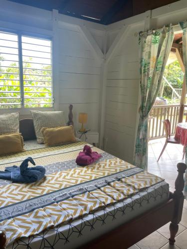 a bedroom with a bed with two stuffed animals on it at Eden Créole in Trois-Rivières