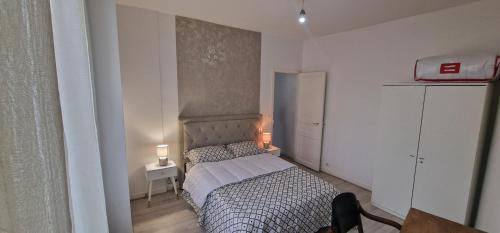 une petite chambre avec un lit dans une pièce dans l'établissement Appartement T2 porte la défense, à Colombes