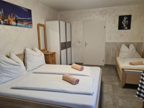 - une chambre avec deux lits et un réfrigérateur dans l'établissement kleine wohung, à Schwanenstadt