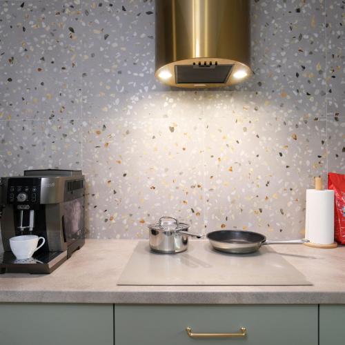 a kitchen counter with a coffee pot and a coffee maker at Apartament Andersa Biłgoraj parking podziemny in Biłgoraj