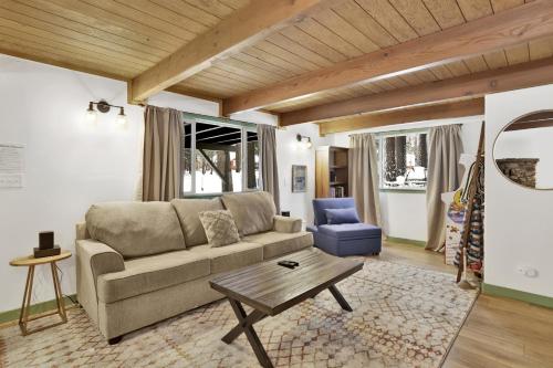 salon z kanapą i stołem w obiekcie 2424-Midnight Pines cabin w mieście Big Bear Lake