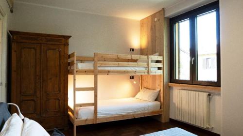 sypialnia z 2 łóżkami piętrowymi w pokoju w obiekcie WoodBnb w mieście Cassina Rizzardi