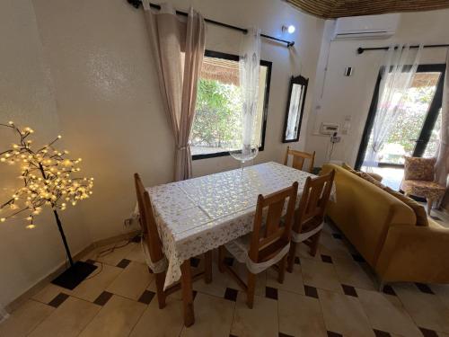 Posezení v ubytování Magnifica Villa en corazón de Saly ! con piscina