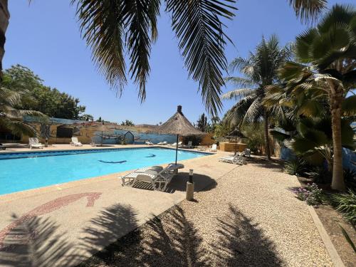 Bazén v ubytování Magnifica Villa en corazón de Saly ! con piscina nebo v jeho okolí