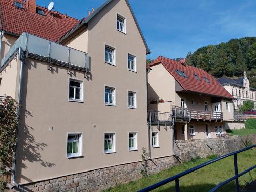 ein Gebäude mit einem Balkon auf der Seite in der Unterkunft Bed and Breakfast Wehlen in Stadt Wehlen