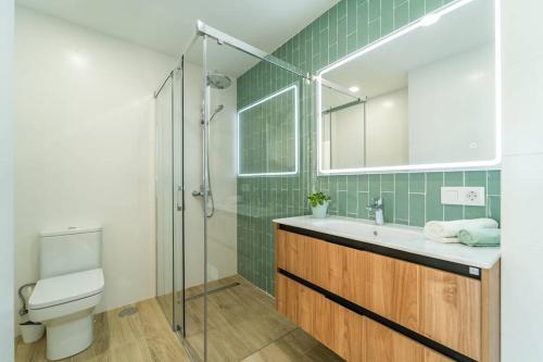 阿德赫的住宿－Moderní vila s bazénem，浴室配有卫生间、盥洗盆和淋浴。