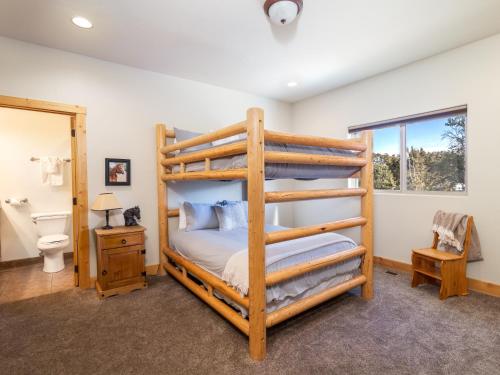 Tempat tidur susun dalam kamar di Escape to Tranquility: Amazing Cabin Near Zion