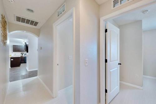 - un couloir blanc avec une porte ouverte dans une maison dans l'établissement Brooksville Retreat! 3 Bed, 2 Bath!, à Brooksville
