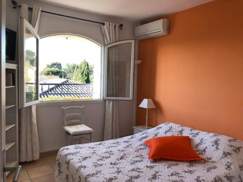 une chambre avec un lit et une fenêtre dans l'établissement Havre de paix Provencal, à Bandol