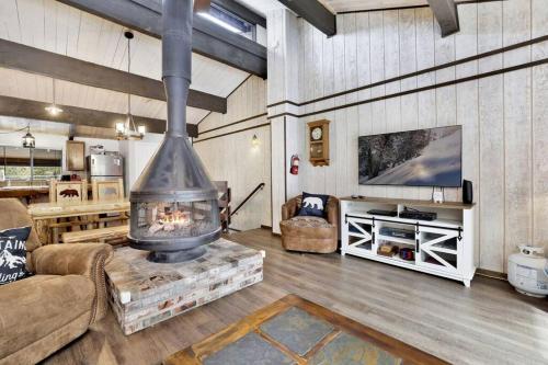 Una sala de estar con una gran chimenea y un sofá. en Smith Summit Chalet at Big Bear~ Base Camp Ski Condo~, en Big Bear Lake
