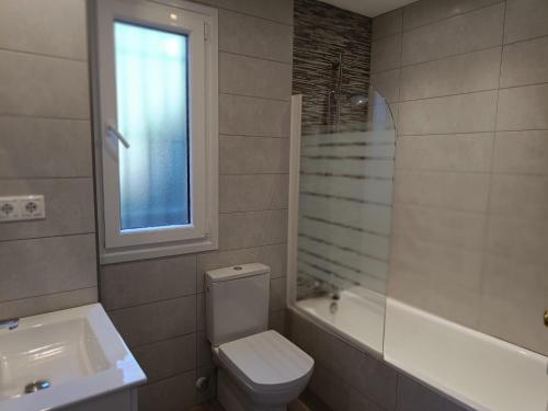Koupelna v ubytování 2BR Flat with Sea Views Puerto de la Duquesa