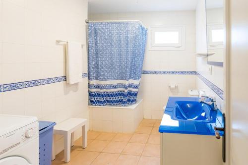 łazienka z błękitną umywalką i toaletą w obiekcie Villa ES MIRADOR w Son Bou