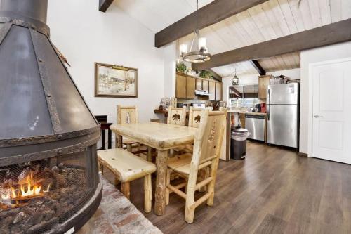 cocina y comedor con una gran chimenea en Smith Summit Chalet at Big Bear~ Base Camp Ski Condo~, en Big Bear Lake