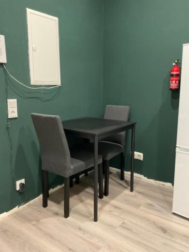 a black table and two chairs in a room at Modernes Studio am Dreiländereck in Alsdorf
