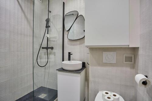 une salle de bain avec une douche, des toilettes et un lavabo dans l'établissement Apartment Sacré coeur by Studio prestige, à Paris
