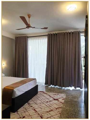 1 dormitorio con cama y ventana grande en Orange Guest Homes & Banquet Hall en Serukele