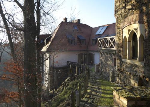 uma casa velha com um caminho que leva até ela em Zamek Rajsko em Zapusta