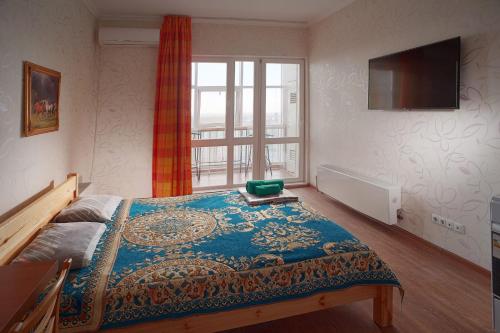 Un dormitorio con una cama grande con ventana. en GRAND 555, en Astana