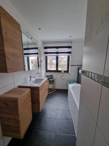 a bathroom with a tub and a sink and a bath tub at Ferienwohnung Cumbach in Rudolstadt