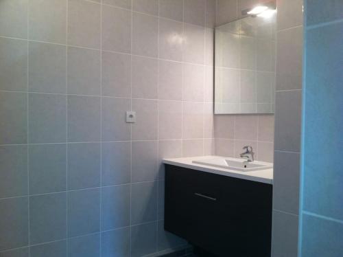 La salle de bains est pourvue d'un lavabo et d'un miroir. dans l'établissement Joli T2 avec terrasse au calme, à Montpellier
