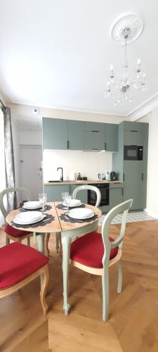 une salle à manger avec une table et deux chaises dans l'établissement 2 pièces calme à 300m du château, à Versailles