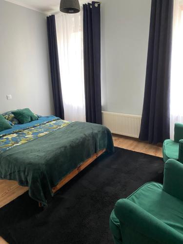 1 dormitorio con 1 cama, 1 sofá y 1 silla en Apartament Jedności, en Zielona Góra