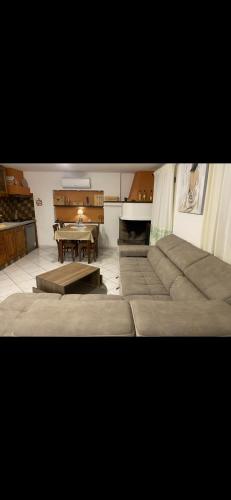 - un salon avec un canapé et une table dans l'établissement Trilocale in centro, à Castelsardo