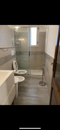 La salle de bains est pourvue de 2 toilettes et d'une douche. dans l'établissement Trilocale in centro, à Castelsardo