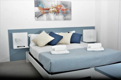 Een bed of bedden in een kamer bij Seaway Accommodation " Private Parking "