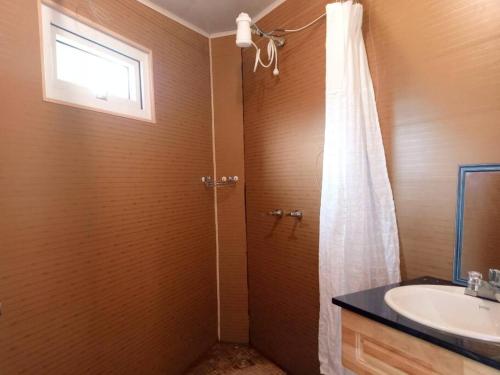 a bathroom with a shower and a sink at Apartamento Orquídea in Quetzaltenango
