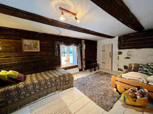 um quarto com uma cama, um sofá e uma janela em Ajalooline rehielamu aastast 1890 em Kose