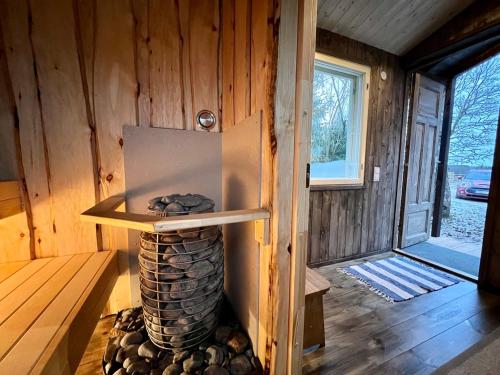 einem Innenbereich einer Hütte mit einem Kamin in der Unterkunft Ajalooline rehielamu aastast 1890 in Kose