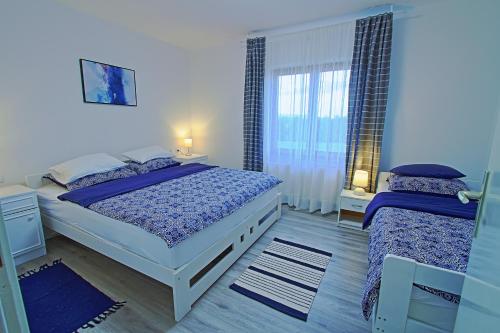 - une chambre avec 2 lits et une fenêtre dans l'établissement Holiday Home Sinac, à Sinac
