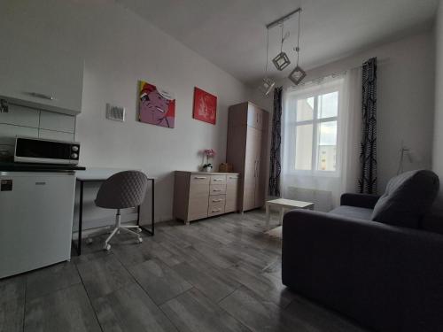 a living room with a couch and a kitchen at Apartament w Centrum in Sulechów