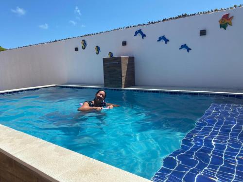 a man swimming in a swimming pool at Recanto Família Freitas in Cascavel