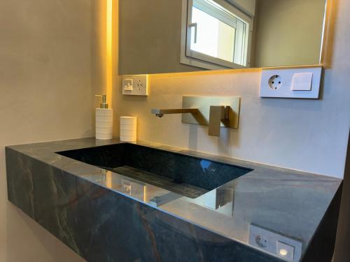 un baño con lavabo y espejo en Luxury Cathedral Views in Seville, en Sevilla