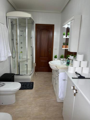 y baño con 2 lavabos, ducha y aseo. en Chalet Galicia Landin, en Redondela