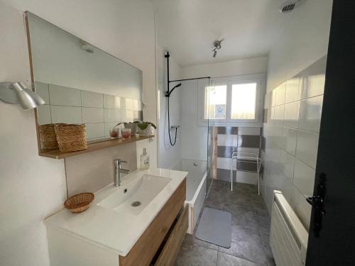 Vonios kambarys apgyvendinimo įstaigoje Petit logement cosy dans maison au calme