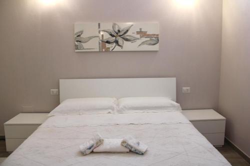 a bedroom with a bed with two towels on it at Casa Franca in Maracalagonis