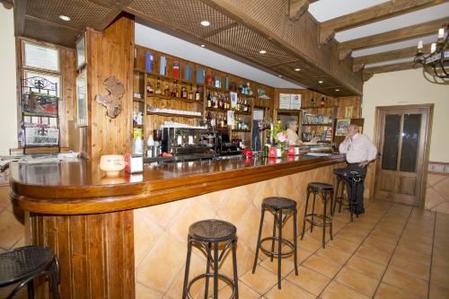 Ο χώρος του lounge ή του μπαρ στο Hotel Rural Castúo H CC 656