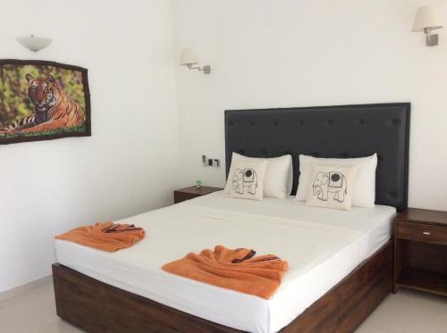 Una cama o camas en una habitación de Lemazone Inn