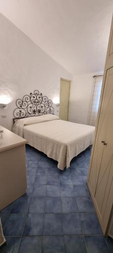 um quarto com uma cama grande num quarto em Costa Smeralda Villetta indipendente vista mare em Porto Cervo