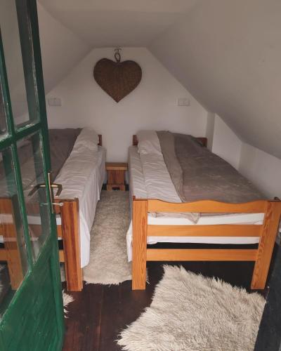 מיטה או מיטות בחדר ב-Brvnara Gromki - Mountain house