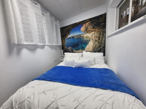 um quarto com uma cama grande e uma pintura na parede em La Flor del Naranjo em Córdoba