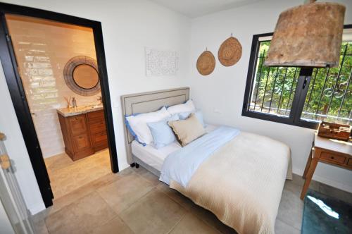 Schlafzimmer mit einem Bett, einem Schreibtisch und Fenstern in der Unterkunft Riviera Living in Mandelieu-la-Napoule