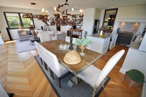 a dining room and kitchen with a table and chairs at Riviera Living in Mandelieu-la-Napoule