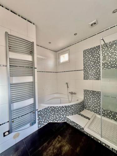 une grande salle de bain avec baignoire et douche dans l'établissement Villa Mia*, à Toulon