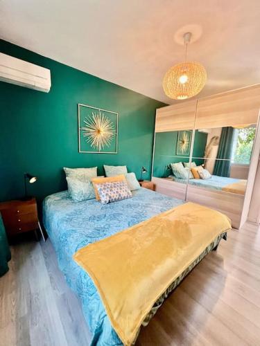 une chambre avec un lit et un mur végétal dans l'établissement Villa Mia*, à Toulon