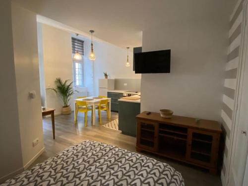 Μια τηλεόραση ή/και κέντρο ψυχαγωγίας στο Dole : studio en plein centre, copropriété calme