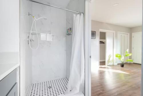 Koupelna v ubytování Spacious 3BR/2BA Near LAX and SoFi Stadium